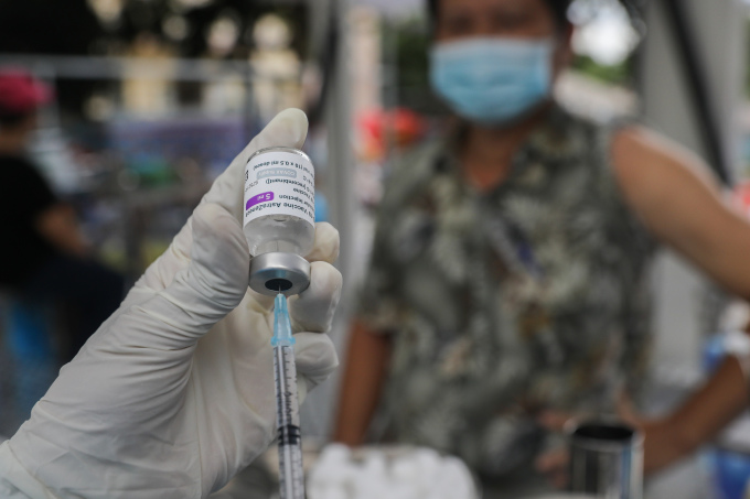 Tiêm vaccine Covid-19 cho người dân ở TP HCM. Ảnh: Quỳnh Trần