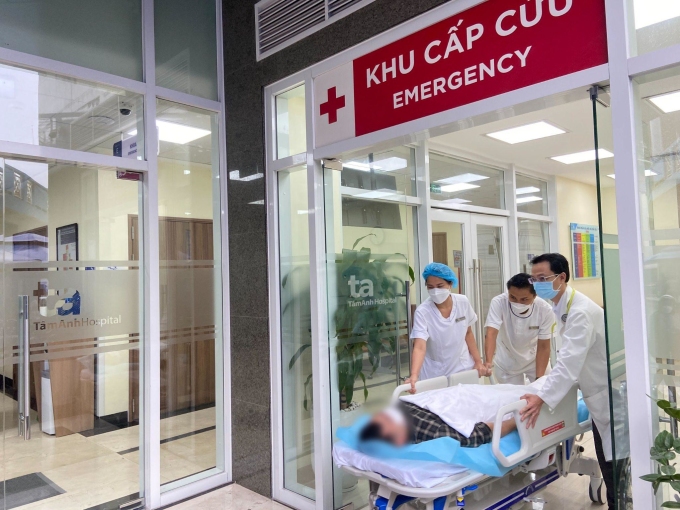 Bệnh nhân được cấp cứu tại Bệnh viện Đa khoa Tâm Anh TP HCM. Ảnh: Tiên Hưng