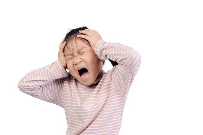 Đau đầu, co giật, méo miệng... là những dấu hiệu nhận biết đột quỵ ở trẻ. Ảnh: Shutterstock