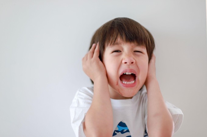 Đau tai khiến trẻ khó chịu, quấy khóc. Ảnh: Shutterstock