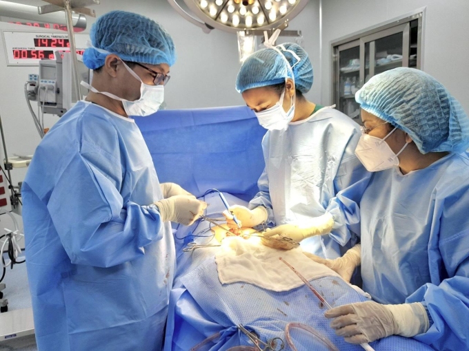ThS.BS Trần Thị Thanh Thảo (giữa) trong một ca phẫu thuật. Ảnh: Bệnh viện Đa khoa Tâm Anh