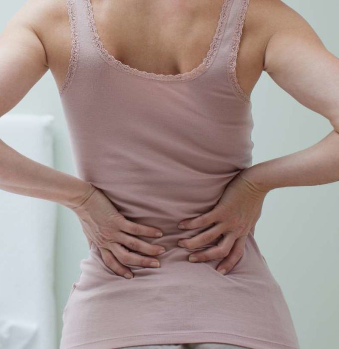 Nghiên cứu cho thấy chứng tiểu không tự chủ ở phụ nữ có thể hình thành nên cơn đau lưng. Ảnh: Medical News Today