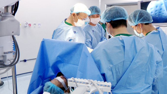 Phó giáo sư Vũ Lê Chuyên cùng ê kíp mổ tại Bệnh viện đa khoa Tâm Anh TP.HCM. Ảnh: Bệnh viện cung cấp.