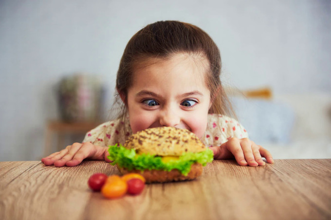 Mùa hè ba mẹ cho bé ăn đồ ăn nhanh nhiều trẻ sẽ có nguy cơ tăng cân. Ảnh: Freepik