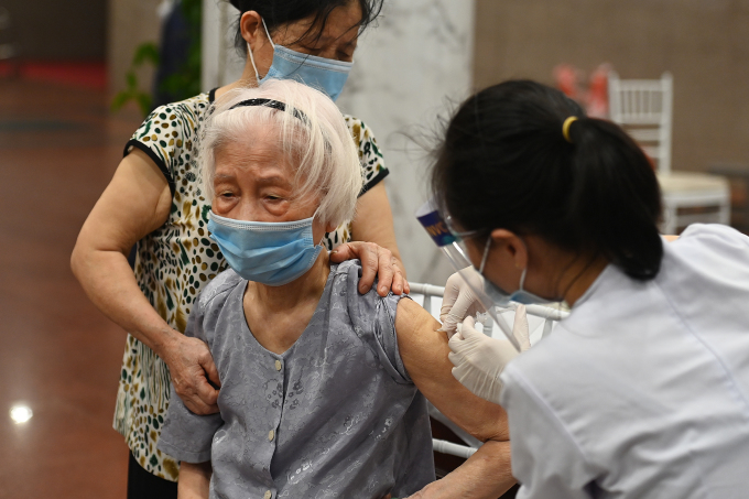 Người cao tuổi tại Hà Nội tiêm vaccine Covid-19. Ảnh: Giang Huy
