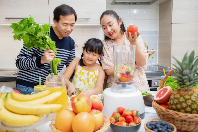 Nhiều trái cây chứa men tiêu hóa tự nhiên tốt cho sức khỏe của trẻ. Ảnh: Shutterstock