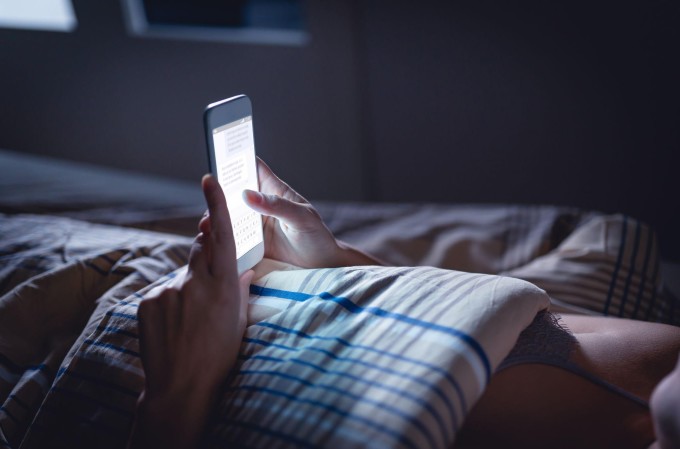 Một người có thể gặp tình trạng vô thức nhắn tin khi đang ngủ. Ảnh: Shutterstock