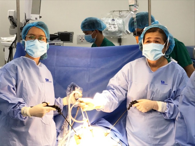 Bác sĩ Nguyễn Bá Mỹ Nhi đang thực hiện phẫu thuật nội soi. Ảnh: BVĐK Tâm Anh
