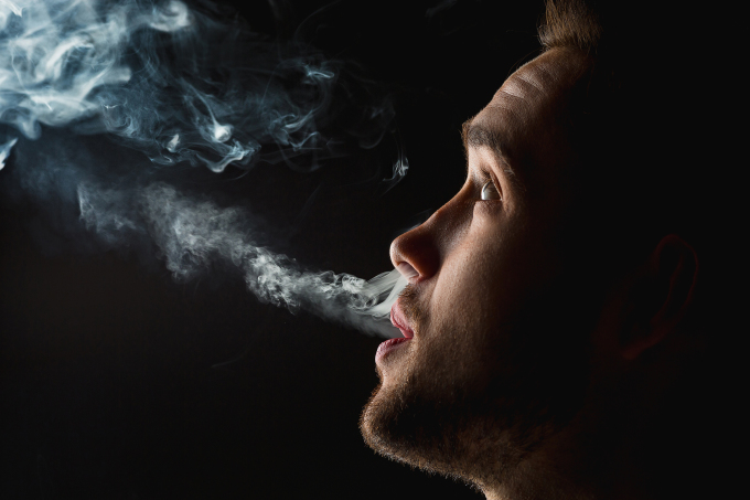 Chất nicotine và carbon monoxide trong khói thuốc lá có thể ảnh hưởng đến tai. Ảnh: Freepik