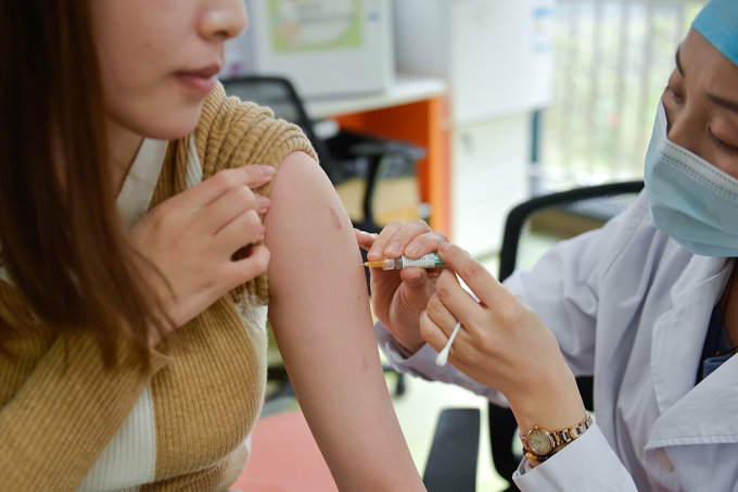 Một phụ nữ được tiêm vaccine HPV ngừa ung thư cổ tử cung ở Thượng Hải. Ảnh: AP