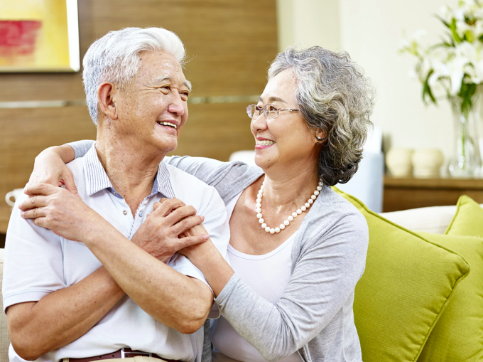 Nghiên cứu cho thấy tại châu Á, các cặp đôi kết hôn có xu hướng sống thọ hơn người còn độc thân. Ảnh: Shutterstock