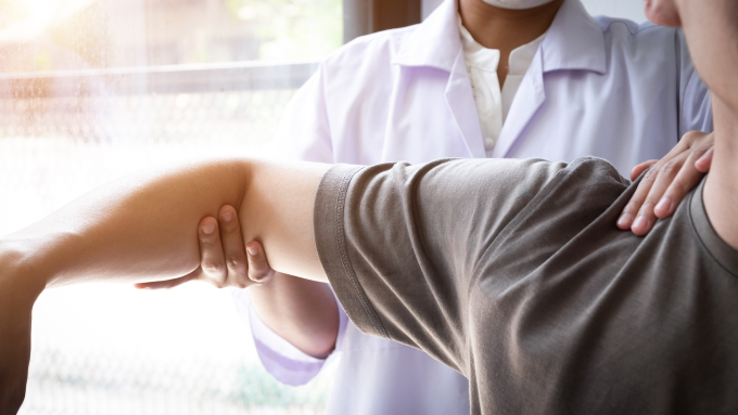 Hai triệu chứng điển hình của rách gân chóp xoay là đau và yếu tay. Ảnh: Shutterstock