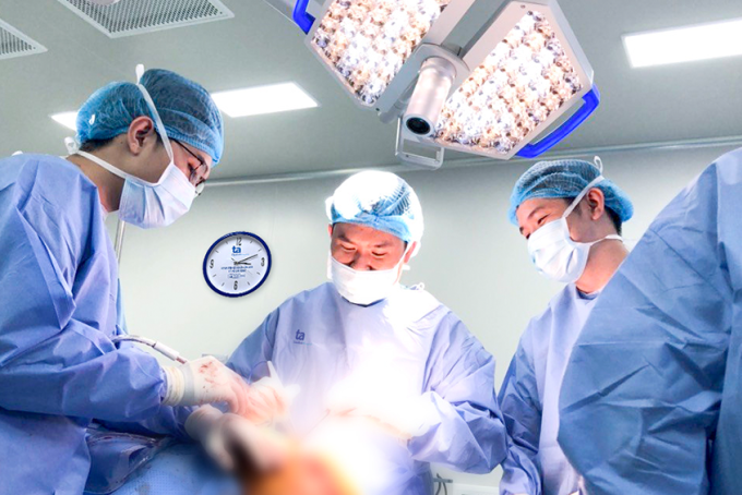 Bác sĩ Lê Đăng Phong (giữa) phẫu thuật khớp tại Trung tâm Chấn thương Chỉnh hình. Ảnh: BVĐK Tâm Anh