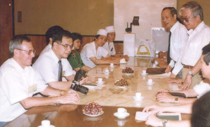 Buổi họp chuẩn bị cho ca ghép thận đầu tiên tại Học viện Quân y vào năm 1992. Giáo sư Lê Thế Trung đeo cà vạt màu đen, đang đứng. Ảnh: Học viện Quân y
