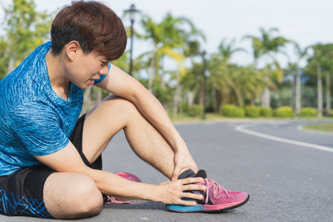 Người chạy bộ có thể bị đau gót chân, cổ chân, ngón chân và đầu gối khi tập luyện. Ảnh: Shutterstock