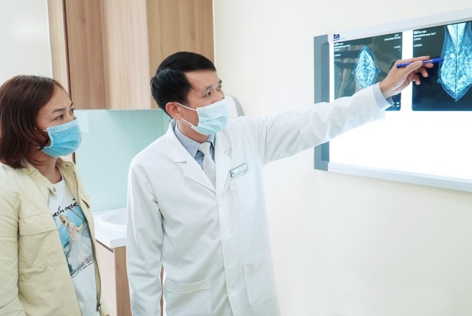 TS.BS Vũ Hữu Khiêm tư vấn cho bệnh nhân tại Bệnh viện Đa khoa Tâm Anh Hà Nội. Ảnh: Bệnh viện cung cấp.