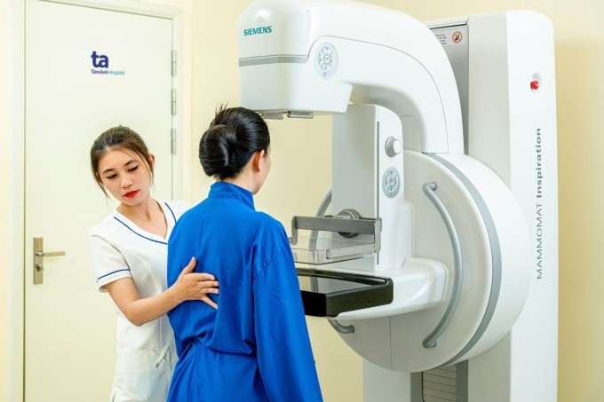 Hệ thống máy chụp nhũ ảnh kỹ thuật số cắt lớp (DBT) giúp tầm soát ung thư vú. Ảnh: Bệnh viện cung cấp.