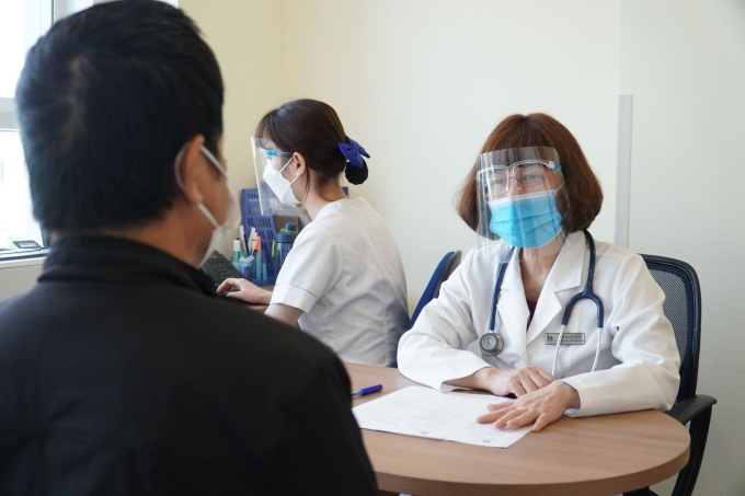 Phó giáo sư Chu Thị Hạnh tư vấn cho một bệnh nhân COPD. Nguồn ảnh: BVĐK Tâm Anh