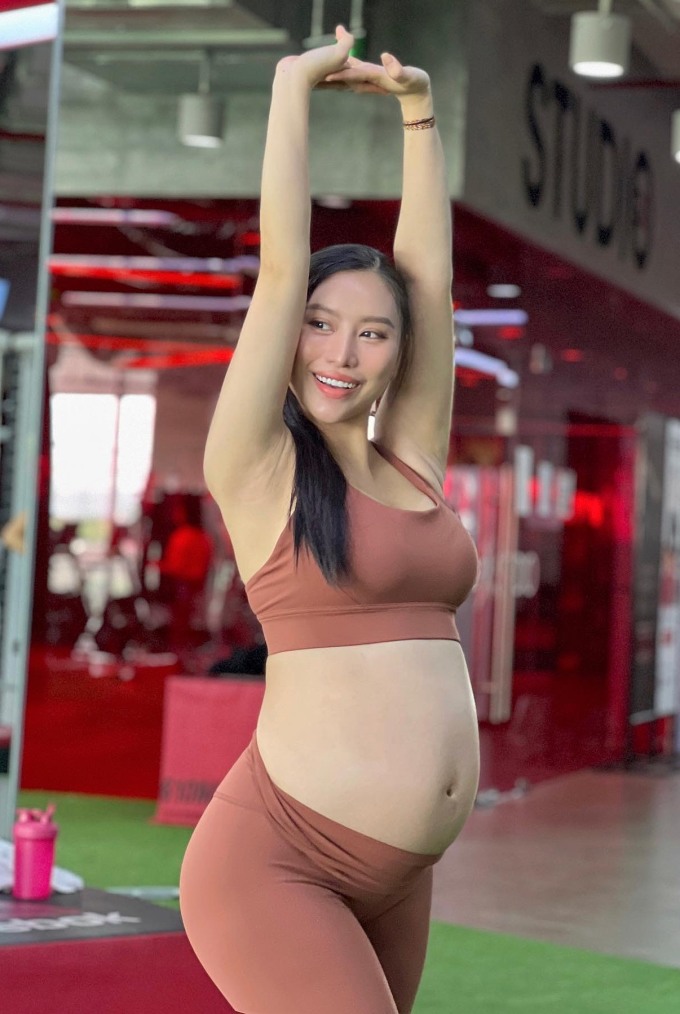 Ở tháng cuối thai kỳ, Trang vẫn duy trì tập luyện đều đặn từ 30 phút đến một tiếng mỗi ngày để cơ thể khỏe mạnh, giữ gìn vóc dáng, tránh tăng cân nhanh. Ảnh: Nhân vật cung cấp