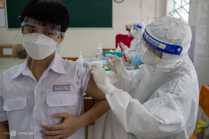 Nhân viên y tế tiêm vaccine Covid-19 cho học sinh tại trường THPT Lương Thế Vinh, quận 1, TP HCM. Ảnh: Thành Nguyễn