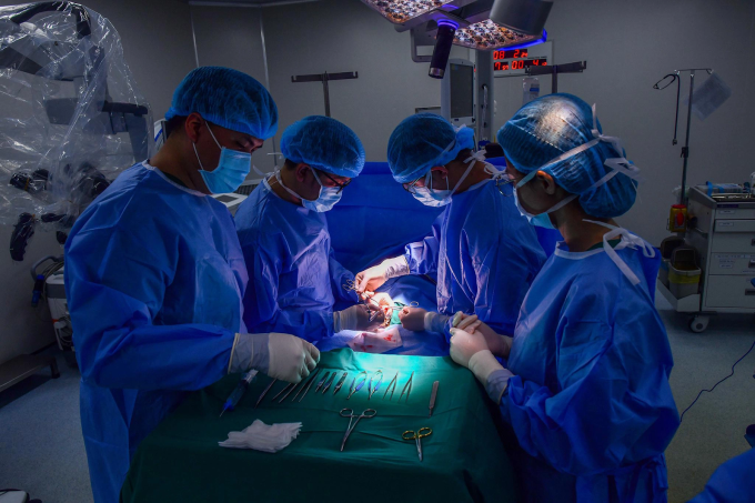 ThS.BS Lê Đăng Khoa thực hiện vi phẫu micro-TESE cho bệnh nhân vô sinh nam do không có tinh trùng. Ảnh: Quốc Toàn