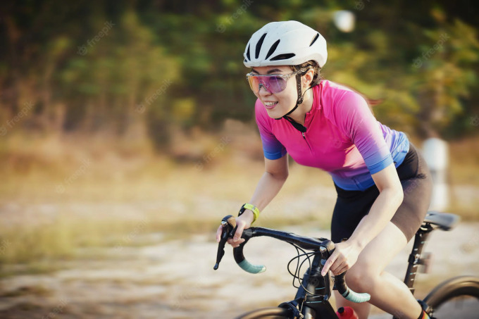 Đạp xe là một bộ môn tốt cho tim mạch, giúp cơ thể dẻo dai, xương chắc khỏe. Ảnh: Freepik