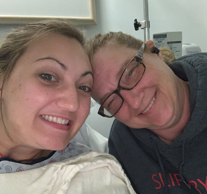 Veronica Cardello (bên trái) cùng với mẹ khi hồi phục trong bệnh viện. Ảnh: Veronica Cardello