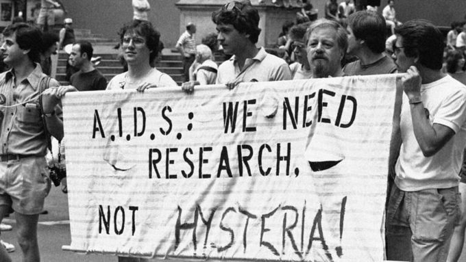 Nhóm ủng hộ nghiên cứu về bệnh AIDS xuống đường tuần hành trong tuần lễ Tự hào là Người đồng tính ở New York, năm 1983. Ảnh: AP