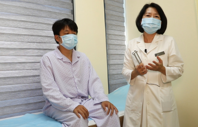 Bác sĩ Minh Trung chẩn đoán bàn chân đái tháo đường bằng dụng cụ rung âm thoa. Ảnh: BVĐK Tâm Anh