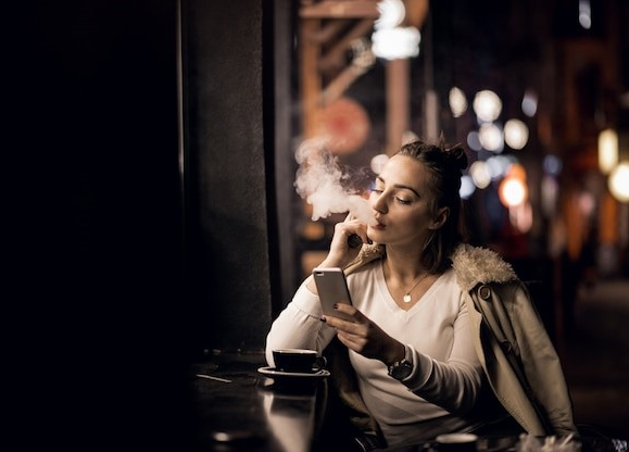Hút thuốc lá làm tăng nguy cơ mắc ung thư cổ tử cung. Ảnh: Freepik