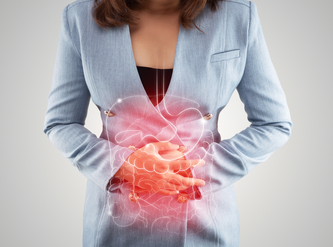 Những cơn đau bụng âm ỉ, kéo dài, kèm rối loạn tiêu hóai... có thể cảnh báo bệnh lý dạ dày. Ảnh: Shutterstock