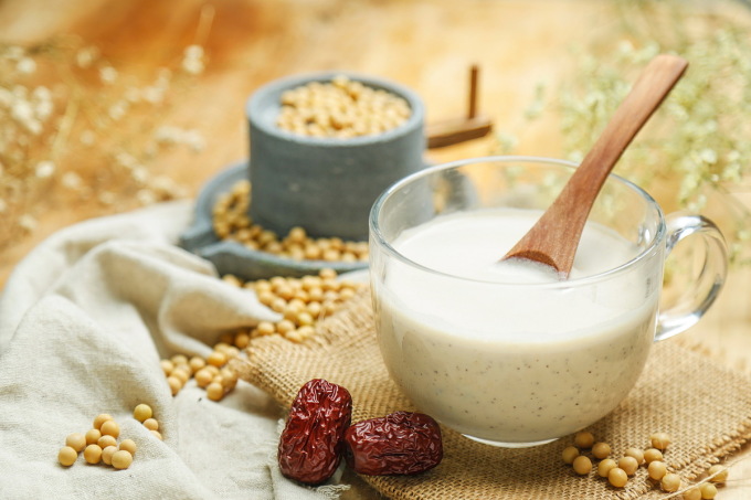Sữa đậu nành có thể hỗ trợ kiểm soát cholesterol. Ảnh: Freepik