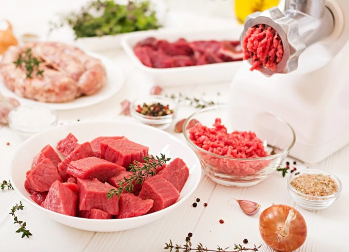 Thịt đỏ chứa nhiều dinh dưỡng, có thể chế biến thành nhiều món ăn, kích thích sự thèm ăn của trẻ. Ảnh: Freepik
