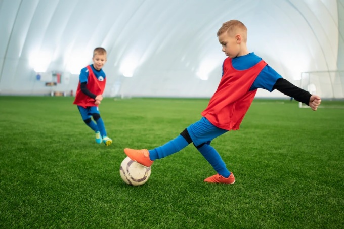 Bóng đá là môn thể thao đồng đội dạy trẻ về sức mạnh đoàn kết, tính kỷ luật. Ảnh: Freepik