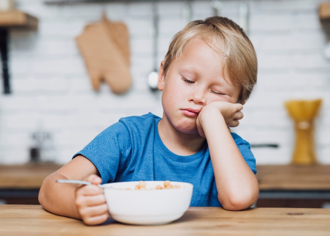 Trẻ đến bữa không chịu ăn, lâu dần có thể gây thiếu hụt chất dinh dưỡng. Ảnh: Freepik