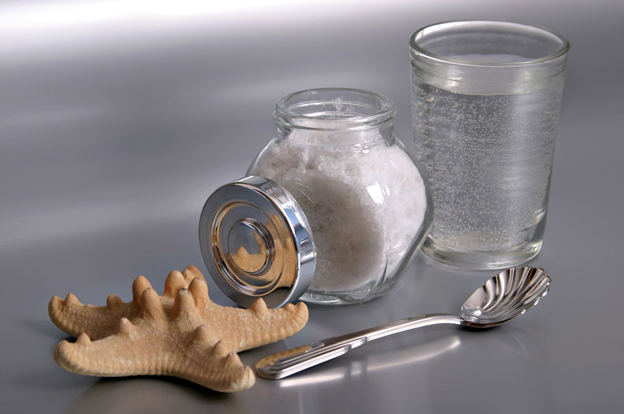 Tự pha nước muối tại nhà khó đạt được nồng độ phù hợp. Ảnh: Shutterstock