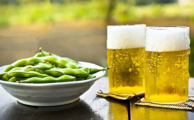 Thực phẩm từ đậu nành và bia rượu có thể gây giảm testosterone. Ảnh: Medical News Today