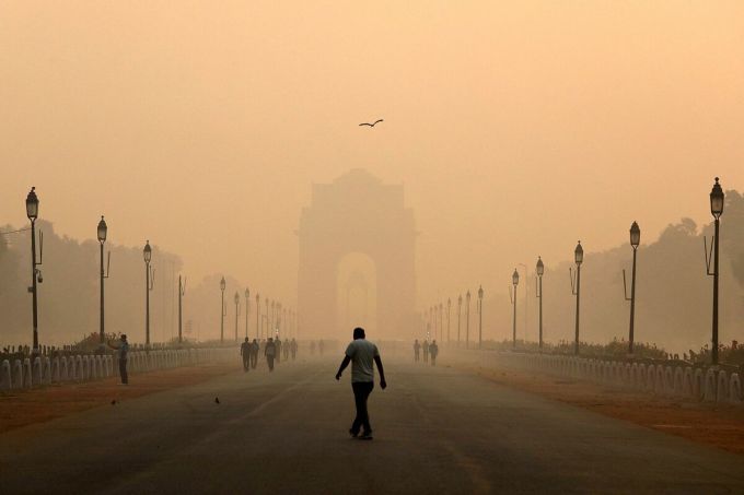 Một người đàn ông đi bộ trong tình trạng ô nhiễm không khí tại New Delhi, Ấn Độ, tháng 10/2018. Ảnh: Reuters