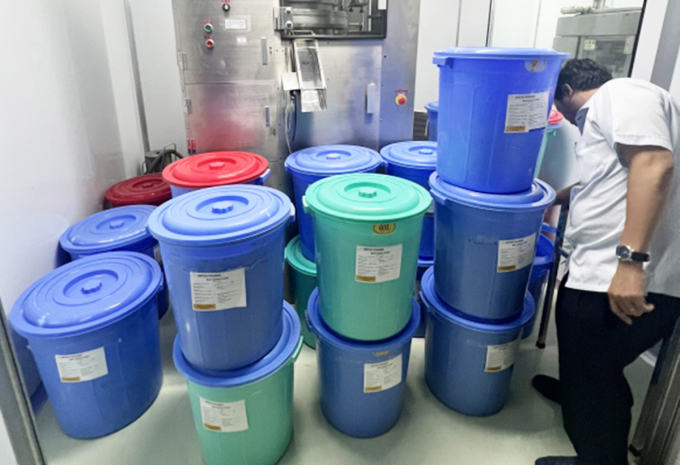 Các thùng chứa nguyên liệu sản xuất thuốc trị Covid-19 giả ở TP HCM, hôm 10/6. Ảnh: Nhật Vy