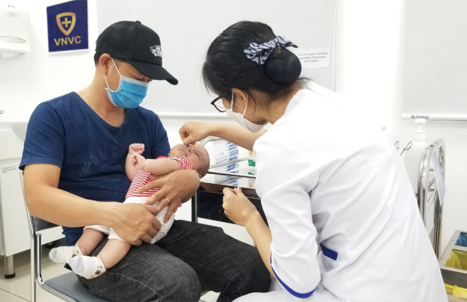 Trẻ nhỏ chủng ngừa vaccine ngừa tiêu chảy cấp do Rotavirus. Ảnh: Minh Ngọc