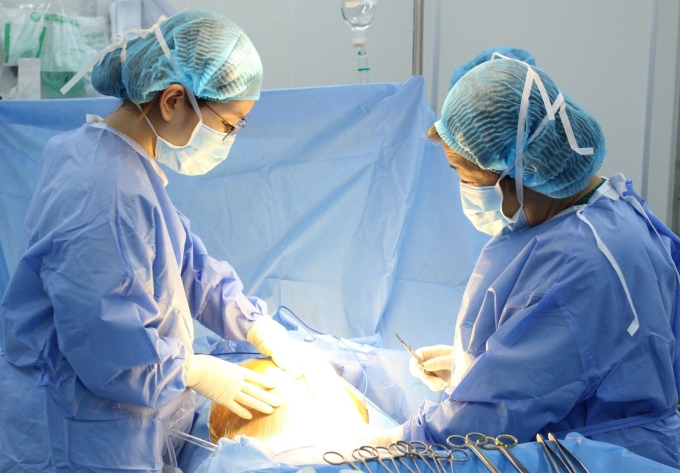 Bác sĩ Nguyễn Bá Mỹ Nhi (bên phải) thực hiện ca mổ lấy thai cho sản phụ có tử cung đôi. Ảnh: BVĐK Tâm Anh