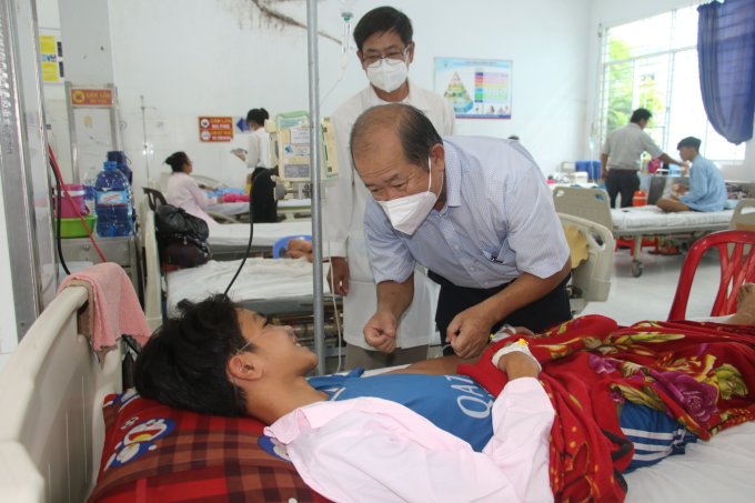 Đoàn công tác UBND tỉnh Đồng Tháp thăm bệnh nhân sốt xuất huyết trong chuyến công tác sáng 10/6. Ảnh: Nguyễn Khánh