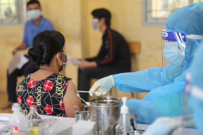 Nhân viên y tế tiêm vaccine Covid-19 cho người dân phường Phú Hữu, TP Thủ Đức, tháng 8/2021. Ảnh: Thành Nguyễn