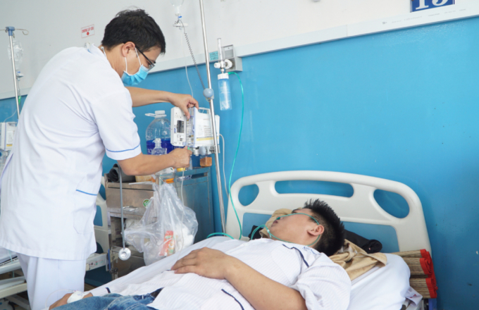 Bệnh nhân vào sốc sốt xuất huyết được truyền dịch cấp cứu tại Bệnh viện Bệnh Nhiệt đới TP HCM, ngày 21/6. Ảnh: Thư Anh