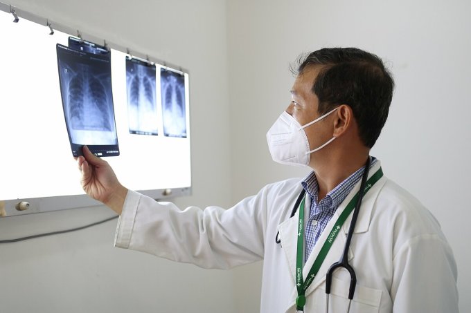 X quang phổi bệnh nhân ghi nhận tình trạng tổn thương lan tỏa hai phổi. Ảnh: Bệnh viện cung cấp