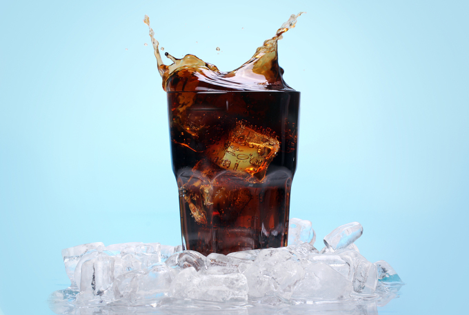 Uống quá nhiều soda có thể làm giảm tuổi thọ. Ảnh: Racool Studio