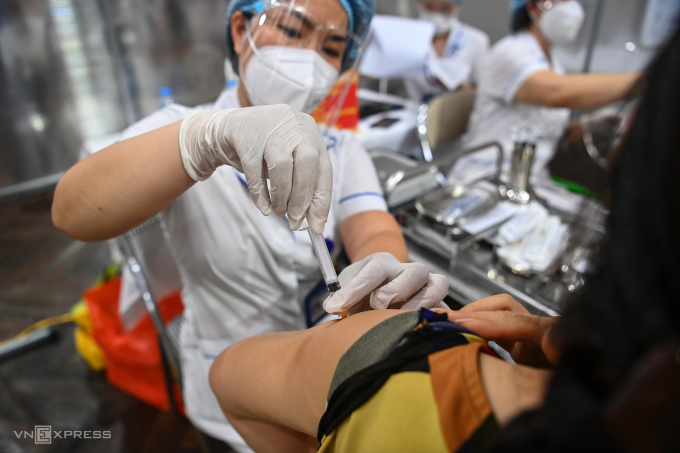 Nhân viên y tế tiêm chủng cho người dân Hà Nội. Ảnh: Giang Huy