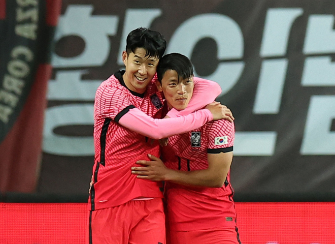 Cầu thủ Son Heung Min (trái) trong trận bóng đá giao hữu Hàn Quốc và Chile diễn ra tại sân vận động Daejeon, Hàn Quốc, ngày 6/6. Ảnh: Reuters