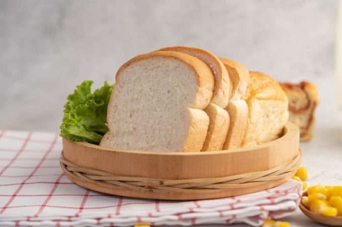Tiêu thụ nhiều thực phẩm từ thực vật không lành mạnh như bánh mỳ trắng làm tăng nguy cơ ung thư vú. Ảnh: Freepik.