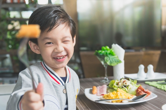 Trẻ em dưới 6 tuổi, rất cần được cung cấp đủ chất béo bao gồm cả cholesterol cho sự phát triển não bộ. Ảnh: Shutterstock